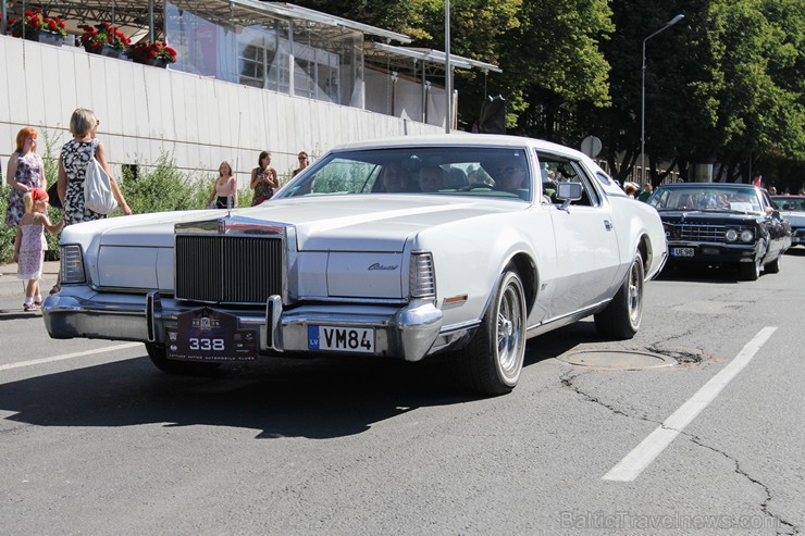 Amerikāņu auto īpašnieki ar auto izstādi sveic rīdziniekus svētkos 158755