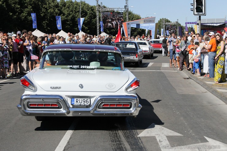 Amerikāņu auto īpašnieki ar auto izstādi sveic rīdziniekus svētkos 158760