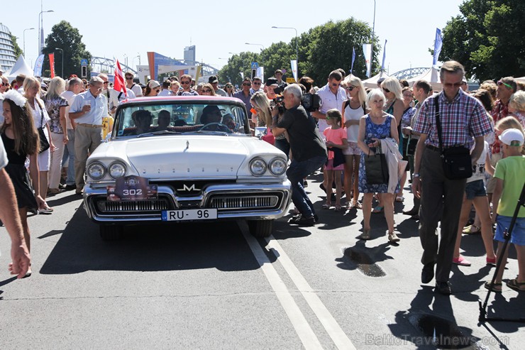 Amerikāņu auto īpašnieki ar auto izstādi sveic rīdziniekus svētkos 158762