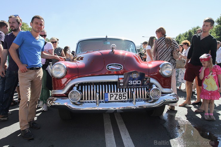 Amerikāņu auto īpašnieki ar auto izstādi sveic rīdziniekus svētkos 158769