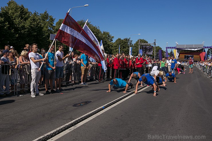 Virves vilkšanas sacensībās Rīgas svētkos uzvar Daugavas Labā krasta komanda 158798