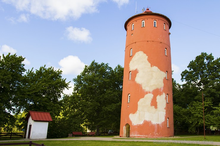 1849.gadā no laukakmeņiem būvētais Slīteres tornis, kurš par diennakts bāku kļuvis tikai 1961.gadā, šodien uzskatāms par otru vecāko saglabājušos navi 158946