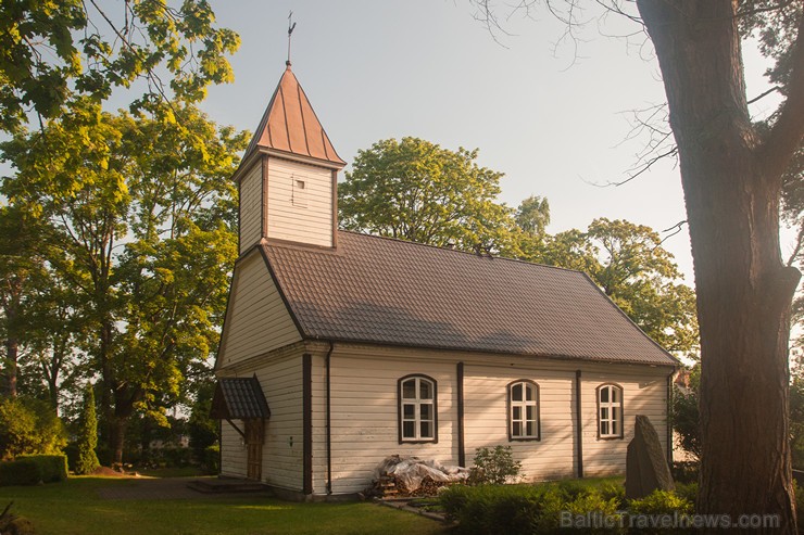 Mērsraga baznīcas sākumi meklējami 16.gs. Pašreizējā Mērsraga luterāņu baznīca celta 1809. gadā, to pārbūvējot 1986. gadā 159160