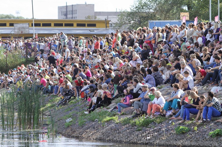 BALTAIS Piena paku laivu regate pulcē tūkstošiem skatītāju 159525