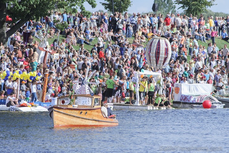 BALTAIS Piena paku laivu regate pulcē tūkstošiem skatītāju 159527