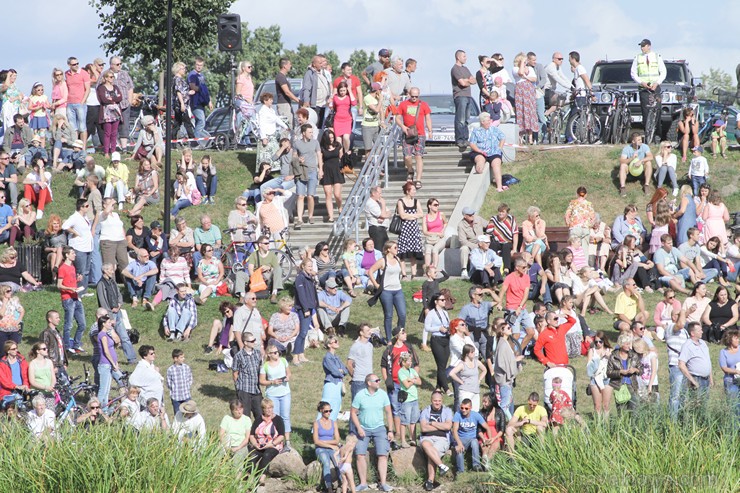 BALTAIS Piena paku laivu regate pulcē tūkstošiem skatītāju 159528