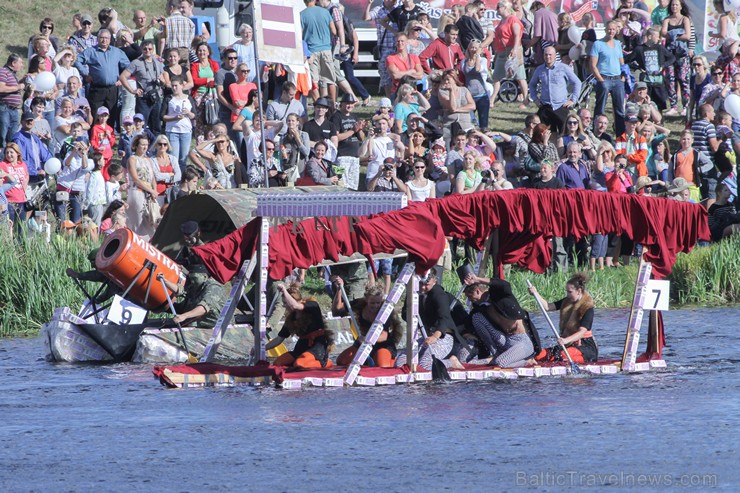 BALTAIS Piena paku laivu regate pulcē tūkstošiem skatītāju 159533