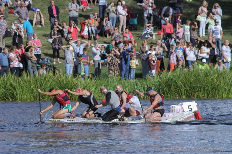 BALTAIS Piena paku laivu regate pulcē tūkstošiem skatītāju 159534