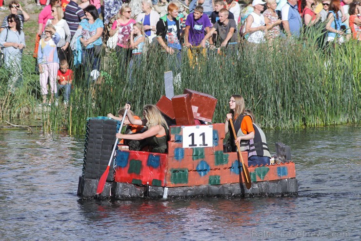 BALTAIS Piena paku laivu regate pulcē tūkstošiem skatītāju 159538