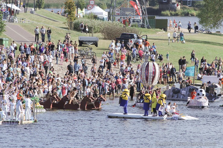 BALTAIS Piena paku laivu regate pulcē tūkstošiem skatītāju 159540