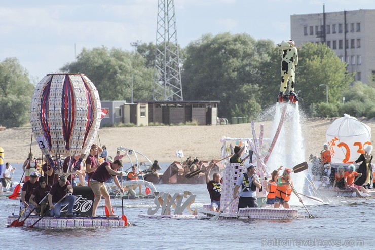 BALTAIS Piena paku laivu regate pulcē tūkstošiem skatītāju 159545