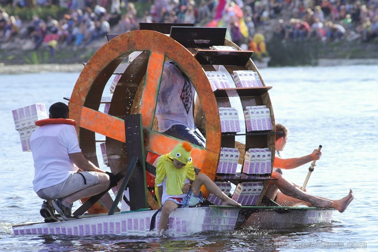 BALTAIS Piena paku laivu regate pulcē tūkstošiem skatītāju 159546