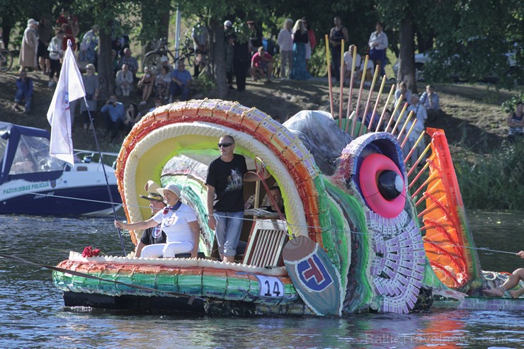 BALTAIS Piena paku laivu regate pulcē tūkstošiem skatītāju 159560