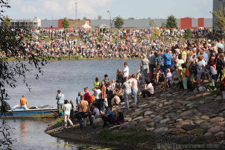 BALTAIS Piena paku laivu regate pulcē tūkstošiem skatītāju 159566