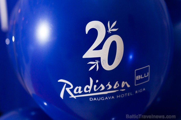 Pilna servisa starptautiskā viesnīca Radisson Blu Daugava Hotel kopā ar tās ilggadējiem darbiniekiem atzīmē 20 gadu jubileju 159574