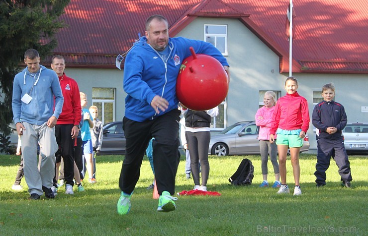 Tēva diena Ikšķiles vidusskolā tiek atzīmē sportiskā garā 160493