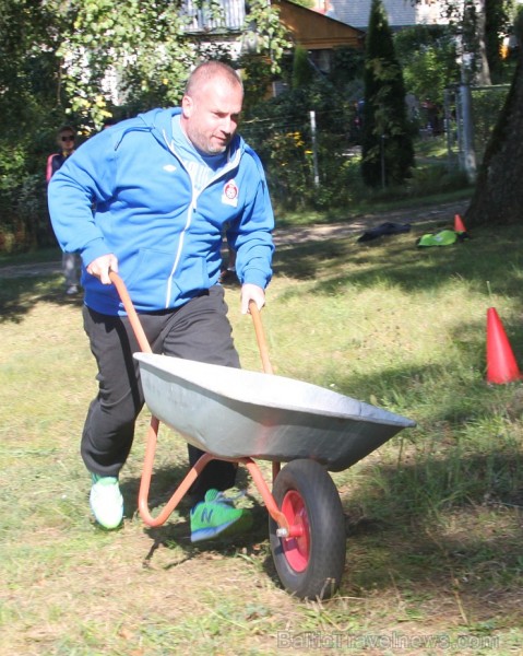 Tēva diena Ikšķiles vidusskolā tiek atzīmē sportiskā garā 160525