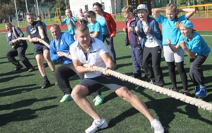 Tēva diena Ikšķiles vidusskolā tiek atzīmē sportiskā garā 160529