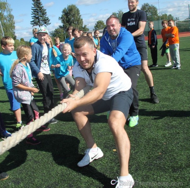 Tēva diena Ikšķiles vidusskolā tiek atzīmē sportiskā garā 160533