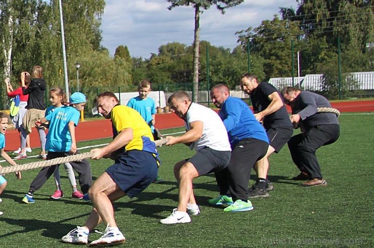 Tēva diena Ikšķiles vidusskolā tiek atzīmē sportiskā garā 160534