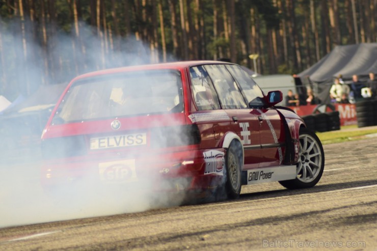 Latvijas drifta kausa sestais posms Biķerniekos pulcē Latvijas un Igaunijas drifterus 160723