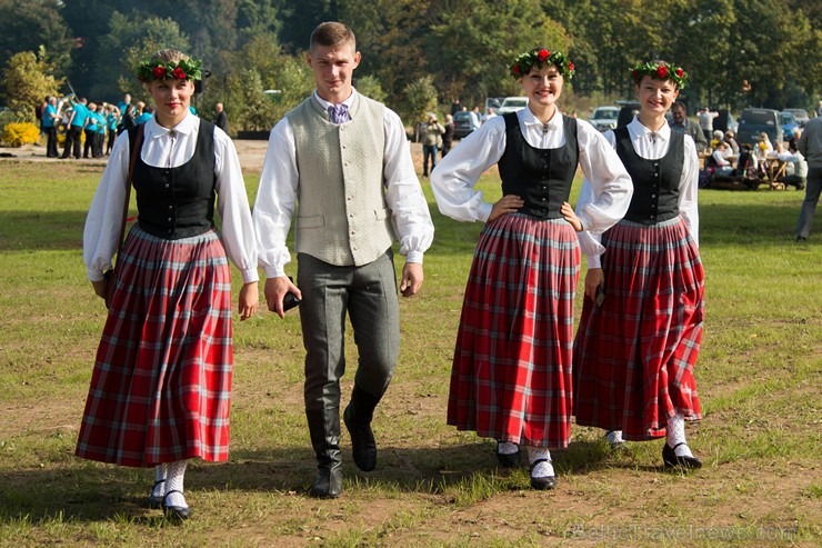 Bagātīgi svin pirmos atjaunotos Kokmuižas svētkus 160811