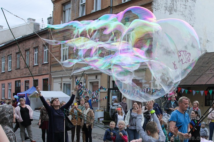 Hospitāļu ielas kaimiņu svētki 2015 izklaidē un saliedē apkārtnes iedzīvotājus 160990