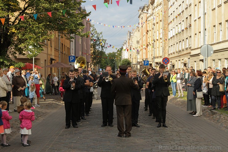 Hospitāļu ielas kaimiņu svētki 2015 izklaidē un saliedē apkārtnes iedzīvotājus 161005