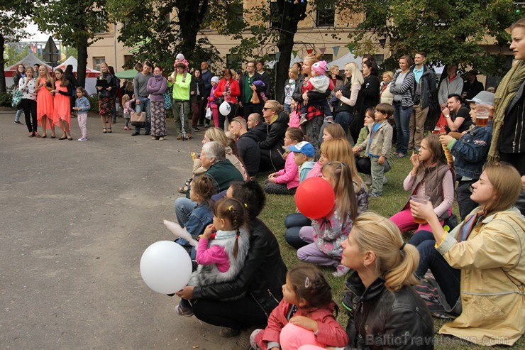 Hospitāļu ielas kaimiņu svētki 2015 izklaidē un saliedē apkārtnes iedzīvotājus 161034