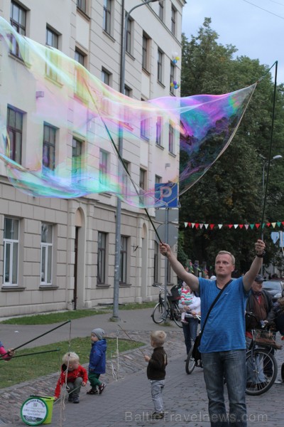 Hospitāļu ielas kaimiņu svētki 2015 izklaidē un saliedē apkārtnes iedzīvotājus 161037