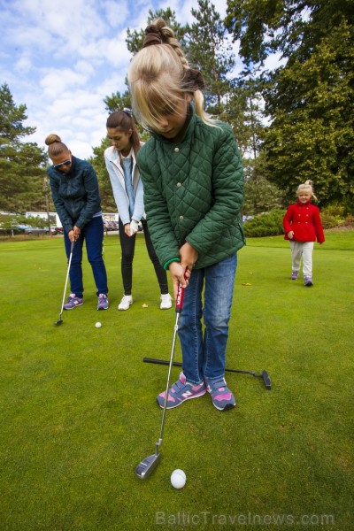 Golfa kluba «Golf Club Viesturi» atvērto durvju dienas dalībnieki ar entuziasmu apgūst golfu 161057