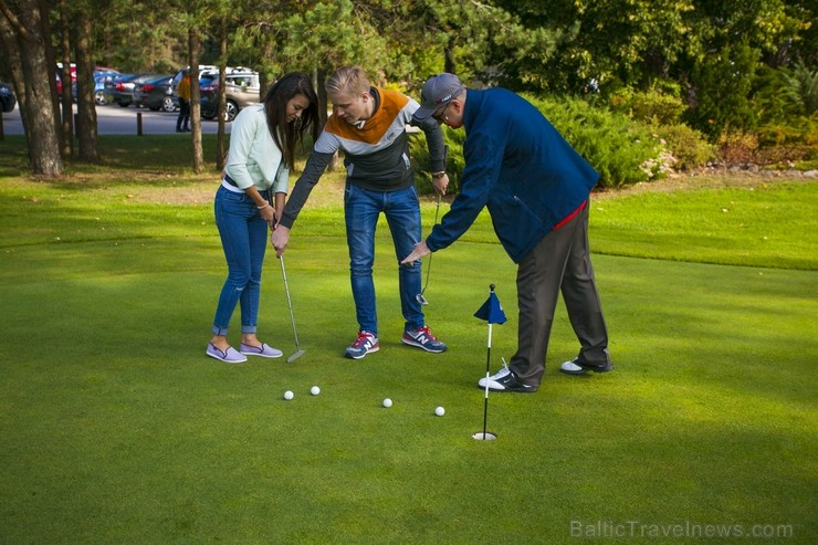 Golfa kluba «Golf Club Viesturi» atvērto durvju dienas dalībnieki ar entuziasmu apgūst golfu 161062