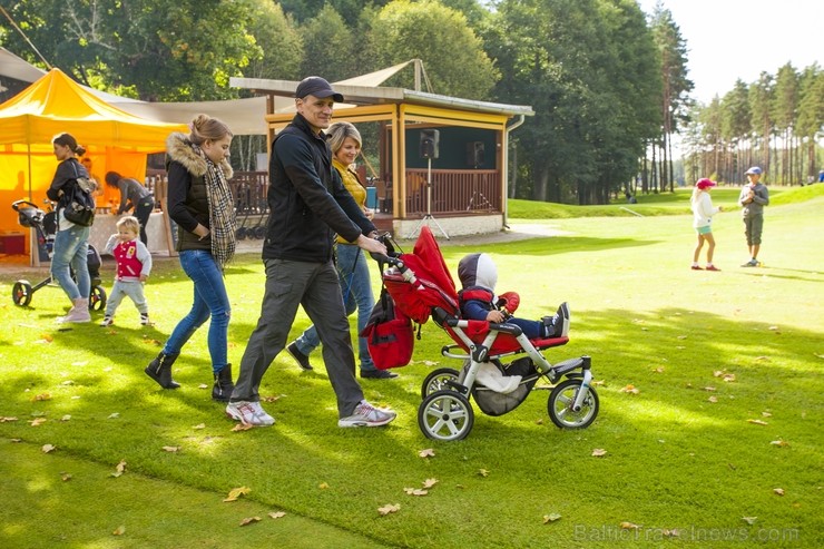 Golfa kluba «Golf Club Viesturi» atvērto durvju dienas dalībnieki ar entuziasmu apgūst golfu 161065