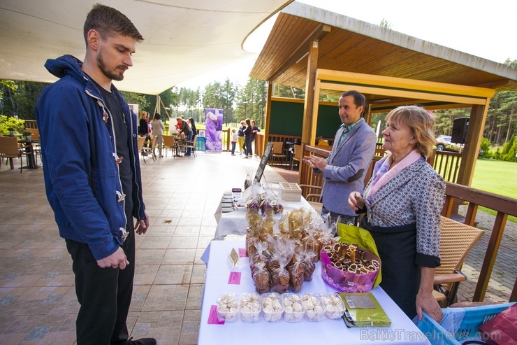 Golfa kluba «Golf Club Viesturi» atvērto durvju dienas dalībnieki ar entuziasmu apgūst golfu 161066