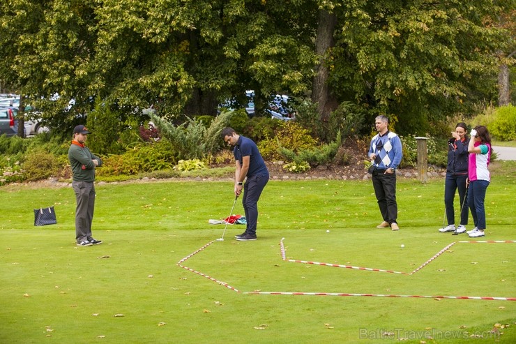 Golfa kluba «Golf Club Viesturi» atvērto durvju dienas dalībnieki ar entuziasmu apgūst golfu 161069