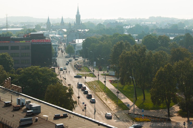 Travelnews.lv redakcija izmanto iespēju uzkāpt Svētās Trīsvienības katedrāles tornī, no kura paveras brīnišķīga Liepājas panorāma 161370