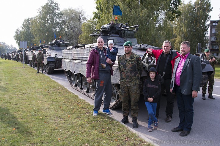 Ādažu novada iedzīvotāji un viesi netālu no Ādažu novada domes ēkas klātienē varēja aplūkot Vācijas Bruņoto spēku bruņutehniku un tikties ar karavīrie 162436