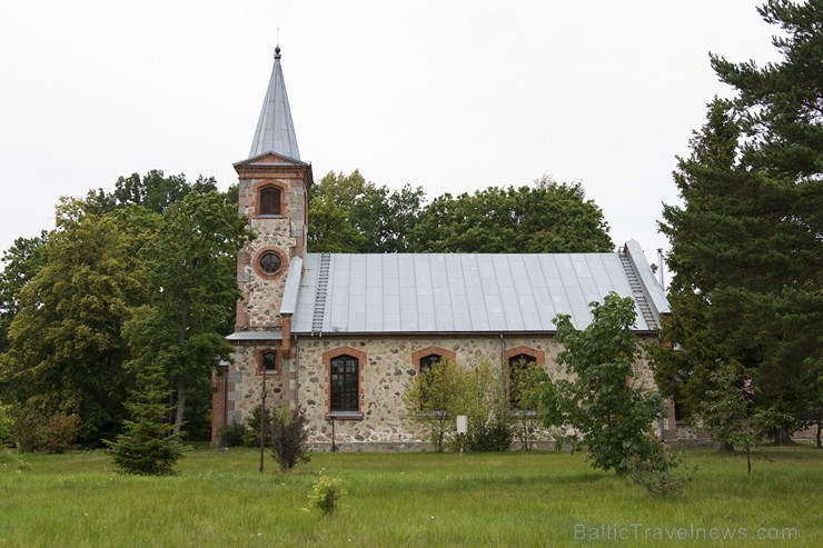 Kolkas luterāņu baznīca ir taisnstūra vienjoma garenbūve ar poligonālu sakristeju un augstu piebūvētu kvadrātplāna torni ar poligonālu jumta smaili 162793