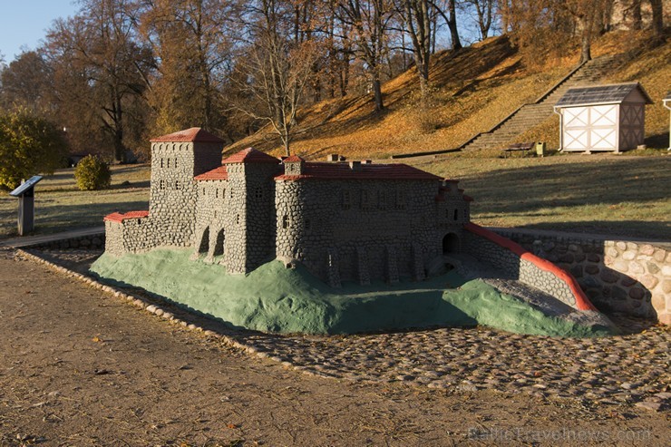 Maketa autors Kandavas mākslinieks Zigmunds Piņķis (1950.-2012.), kurš 2010. gadā atzīts par Kandavas Goda pilsoni, un palīgi 163948