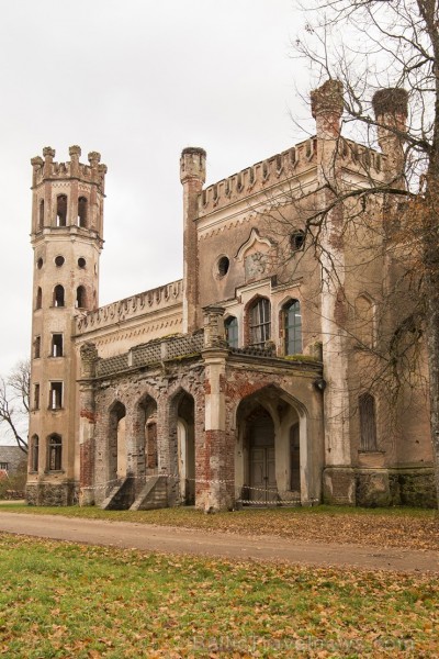 1905.gada nemieru laikā pils nodedzināta, taču tagad šī Latvijas arhitektūras pērle atdzimst no drupām 164337