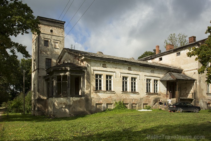 18.gadsimtā celtā Nabes muižas kungu māja 19.gadsimtā vidū tika pārbūvēta neorenesanses villas formās. 19.gadsimtā Nabes muiža piederēja baronu fon Si 164417