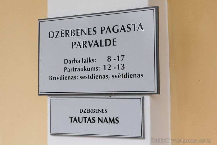 Laikā no 1927. - 1975. g. pilī darbojās lauksaimniecības skola, tagad - Dzērbenes pagasta pārvalde, Tautas nams un mūzikas skola 164857