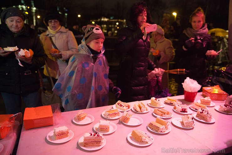 18.novembra Dižtorte sadalīta 13 700 gabaliņos, un ar to mielojies rekordliels cilvēku skaits 164928