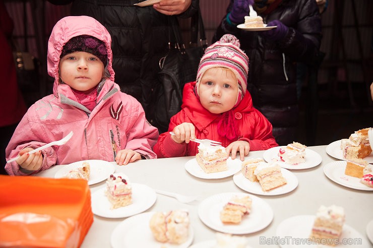 18.novembra Dižtorte sadalīta 13 700 gabaliņos, un ar to mielojies rekordliels cilvēku skaits 164930