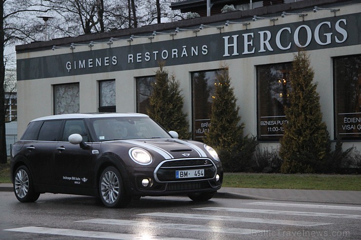 Travelnews.lv ar jauno Mini Clubman Cooper apciemo ģimenes restorānu Hercogs 164949