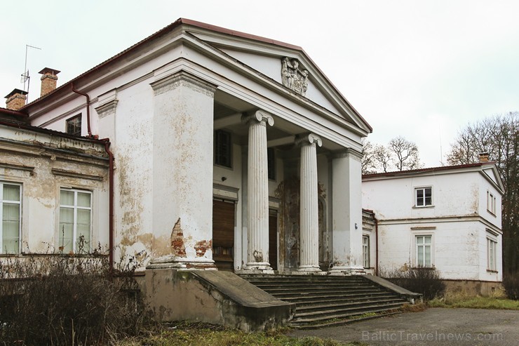 1938. gadā pils telpās ierīkoja Zentenes skolu, taču 2009.gada 1.septembrī skola likvidēta un kopš šī brīža šī ēka netiek pienācīgi apsaimniekota 165066