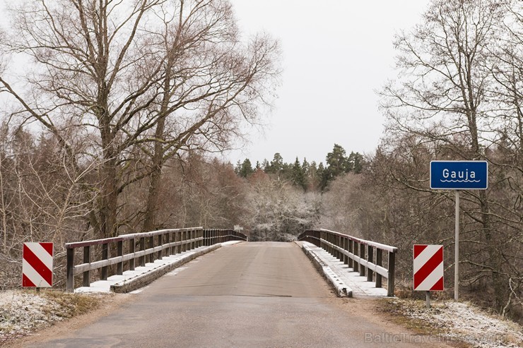 Tilta platums 4,5 m ticis aprēķināts tā, lai braucot var izmainīties divi zirgu pajūgi 165258