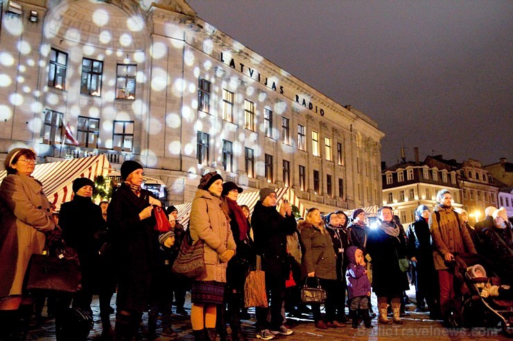 Rīdzinieki Doma laukumā tver Ziemassvētku sajūtu 165925