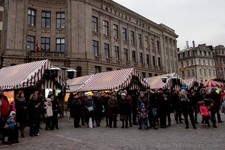 Rīdzinieki Doma laukumā tver Ziemassvētku sajūtu 165929