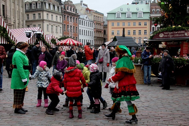 Rīdzinieki Doma laukumā tver Ziemassvētku sajūtu 165936